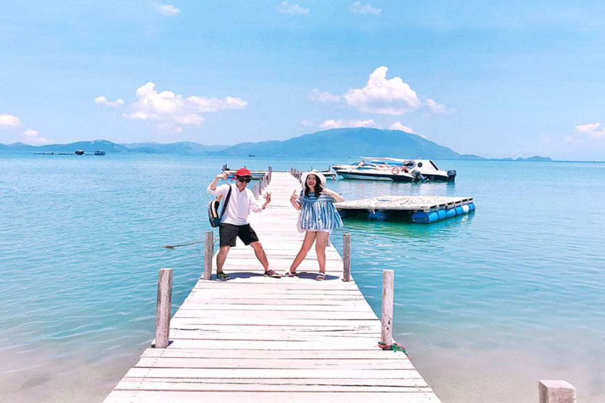 Ngoc Trai Bridge stretching into the sea, a popular spot for proposals and scenic photos on Diep Son Island